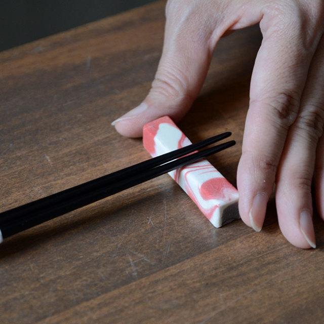 和食器　彩墨流箸置き（赤）　作家「瀬津純司」