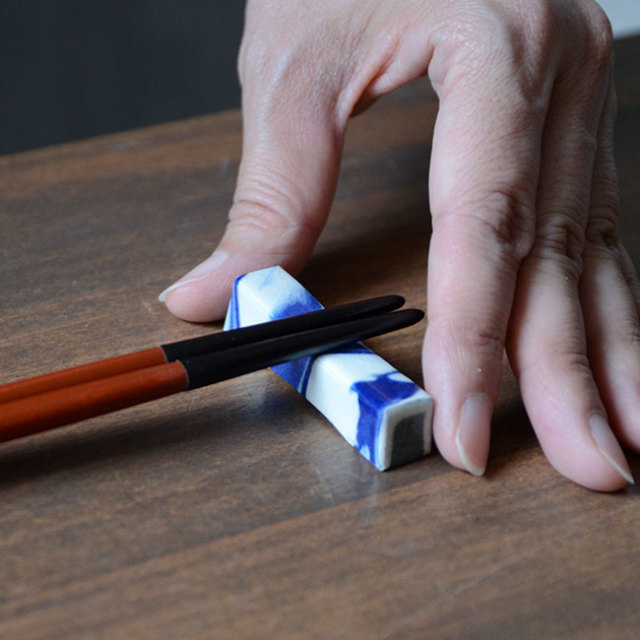 和食器　彩墨流箸置き（青）　作家「瀬津純司」