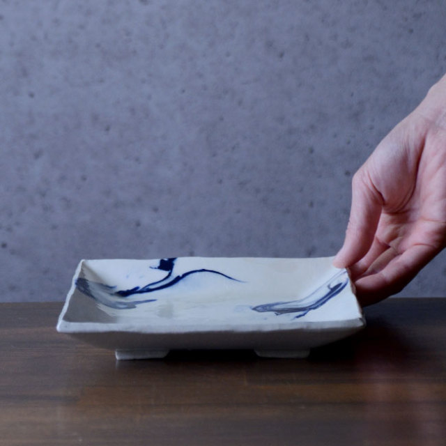 彩墨流角皿 -白青-（JS-643）　作家「瀬津純司」