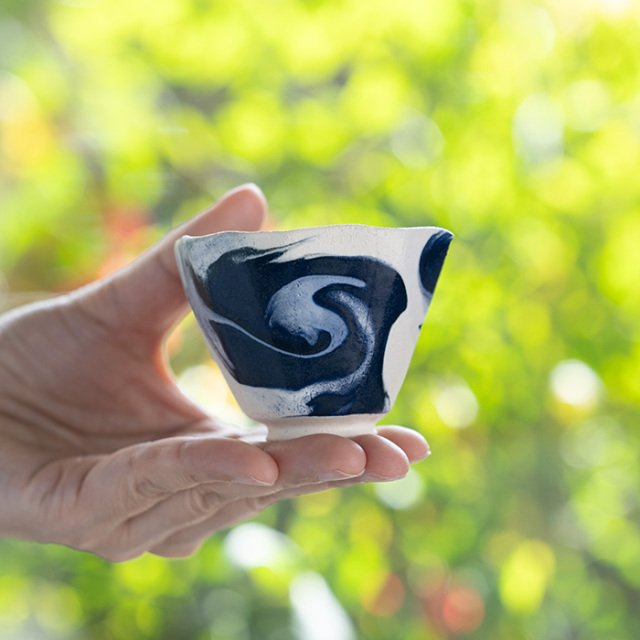 共箱付】彩墨流酒器-白紺-（JS-722） 作家「瀬津純司」