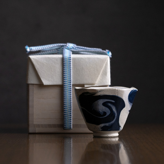 共箱付】彩墨流酒器-白紺-（JS-722） 作家「瀬津純司」