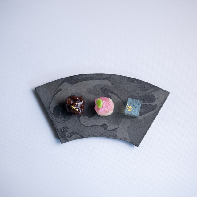 彩済流板皿　作家　瀬津純司