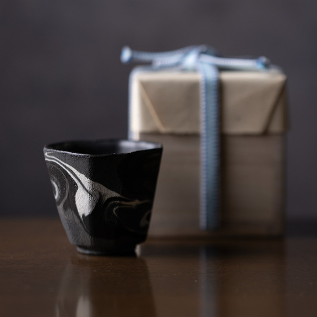 共箱付】彩墨流酒器-黒白-（JS-758） 作家「瀬津純司」