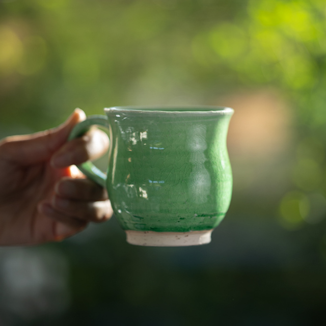 緑色のひび割れ釉の陶器カップ　清国から 緑色のひび割れ釉の陶器カップ 清国から