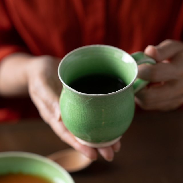 淡い緑色の陶器瓶 緑系 / green | 古道具・器 ハナレ きりゅう