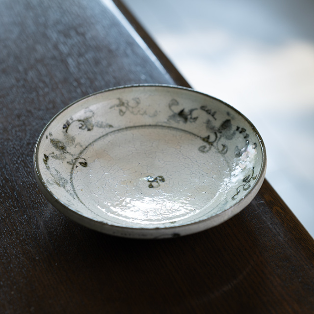飾皿　辛己　勘之【中古美品】 中皿 | 梅花皮安南六寸皿（KIA-153） 作家「荒木漢一」