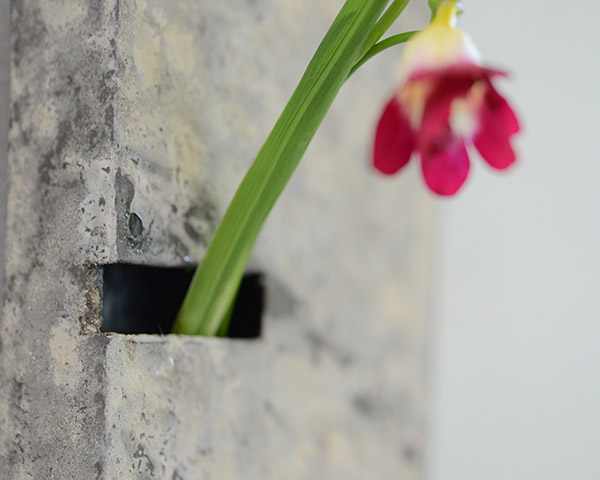 花器-黒土白化粧掛花入 作家「竹内紘三」