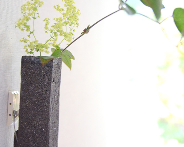 花器-黒土掛け花入   作家「竹内紘三」