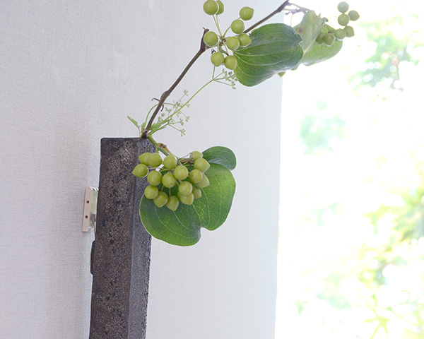 花器-黒土掛け花入   作家「竹内紘三」