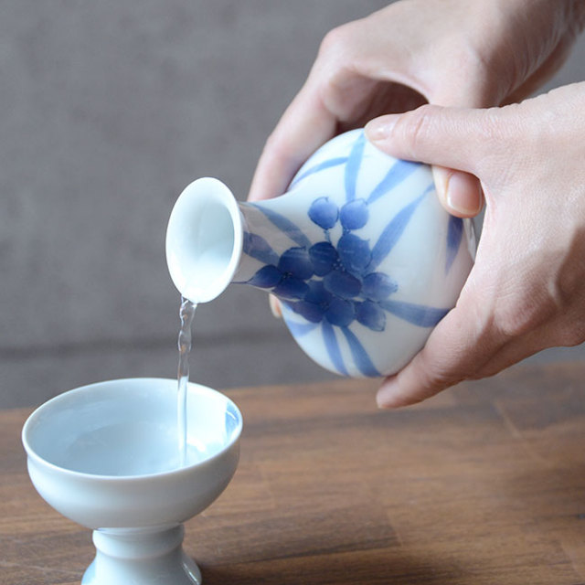 染付徳利「樹の下の紫露草」 作家「黒部駒子」 