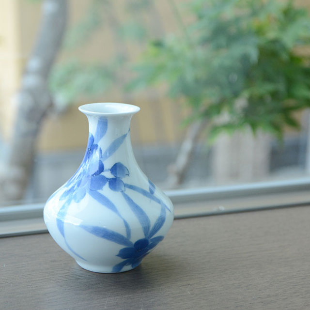 染付徳利「樹の下の紫露草」 作家「黒部駒子」 