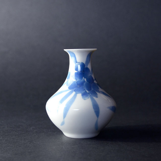 染付徳利「樹の下の紫露草」 作家「黒部駒子」 