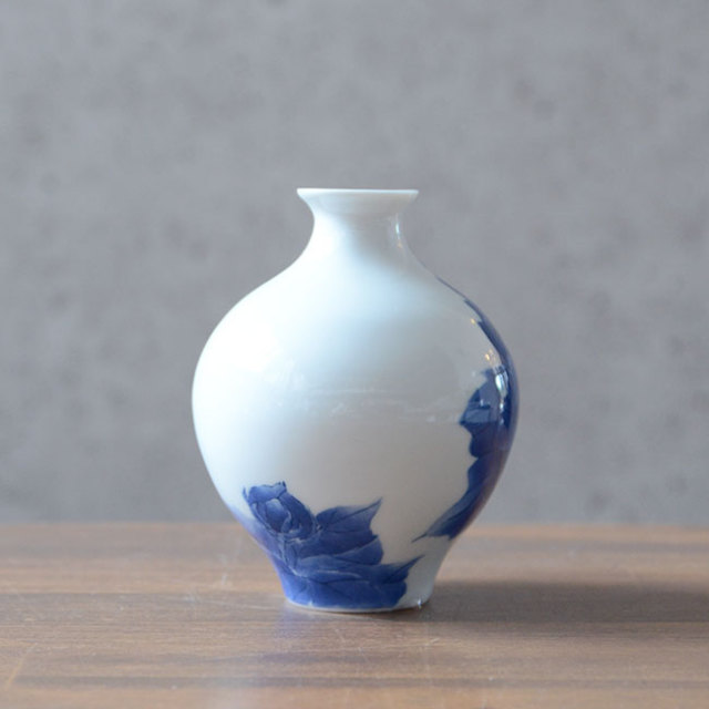 染付徳利「小夜の牡丹」 作家「黒部駒子」