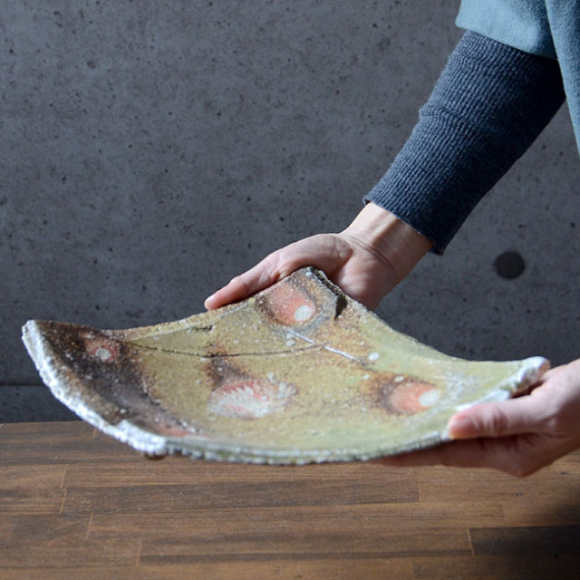 和食器 伊賀足付変形皿 作家「新学」