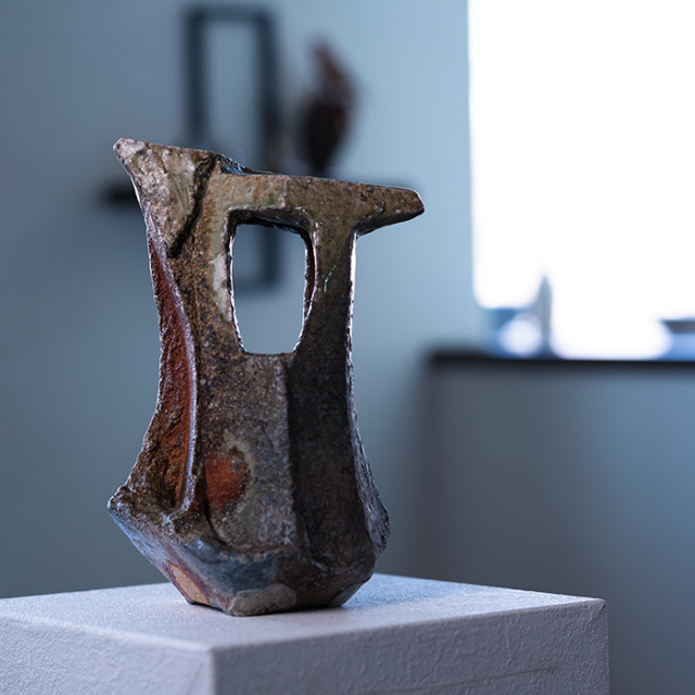 共箱付】伊賀透花入（MA-298) 作家「新学」