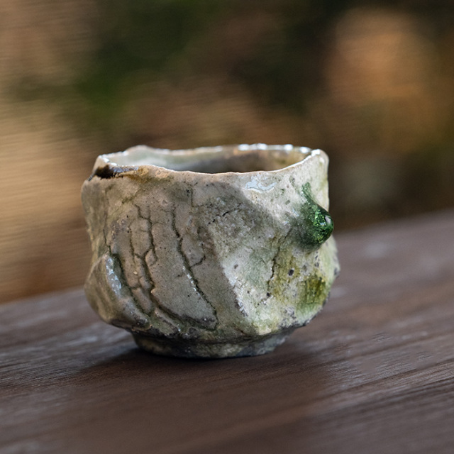 ぐい呑 作家物 共箱付】伊賀鎬ぐい呑（MA-366) 作家「新学」