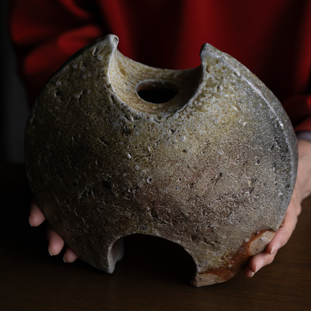 二人の陶芸作家作　花器 シンプルな使い心地が嬉しい。やさしい色の広がりに魅了される「Yuka