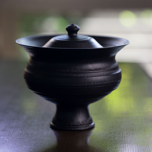 美品！骨董品　アンティーク　陶器　黒　陶印　京焼 加茂黒釉寸胴古鉢写し京楽蘭鉢・華氏絵付け - 東洋蘭専門店