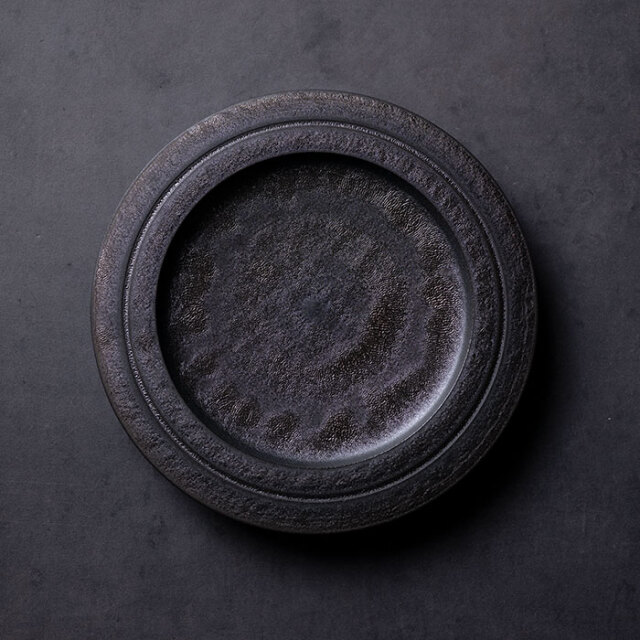 中皿 | 黒鳴リム皿-19cm- (MOT-009) 作家「田中元将」