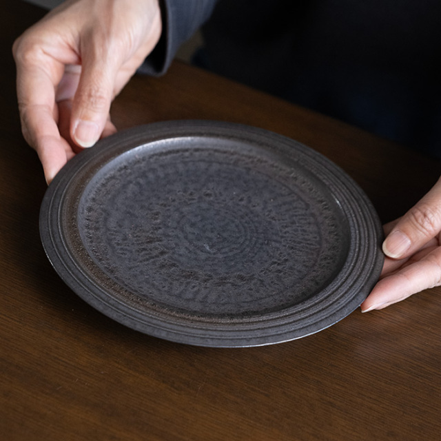 中皿 | 黒鳴リム皿 (MOT-098) 作家「田中元将」