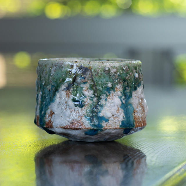 ヒロ柿の蔕写 茶碗木欒字窯 清水久伸 作共箱栞 茶器 抹茶碗 新品 未使用 共箱付 | 蛇式織部旅茶碗 (MS-042) 作家 「清水万佐年」