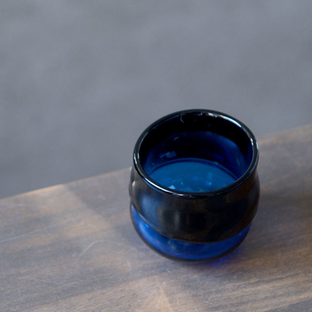 ガラス　DOMAKI “Blue” ぐい呑（SI-043）　作家「飯田将平」