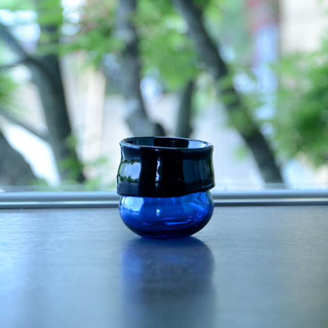 ガラス　DOMAKI “Blue” ぐい呑（SI-043）　作家「飯田将平」