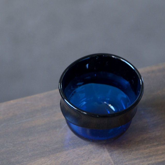 ガラス　DOMAKI “Blue” ぐい呑（SI-044）　作家「飯田将平」