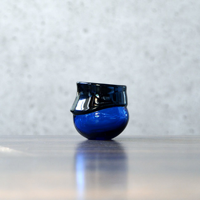 ガラス　DOMAKI “Blue” ぐい呑（SI-045）　作家「飯田将平」
