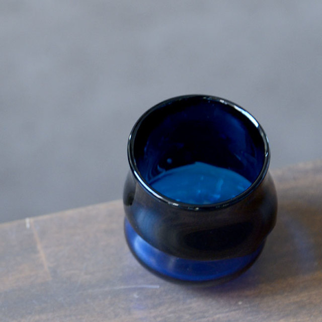 ガラス　DOMAKI “Blue” ぐい呑（SI-047）　作家「飯田将平」