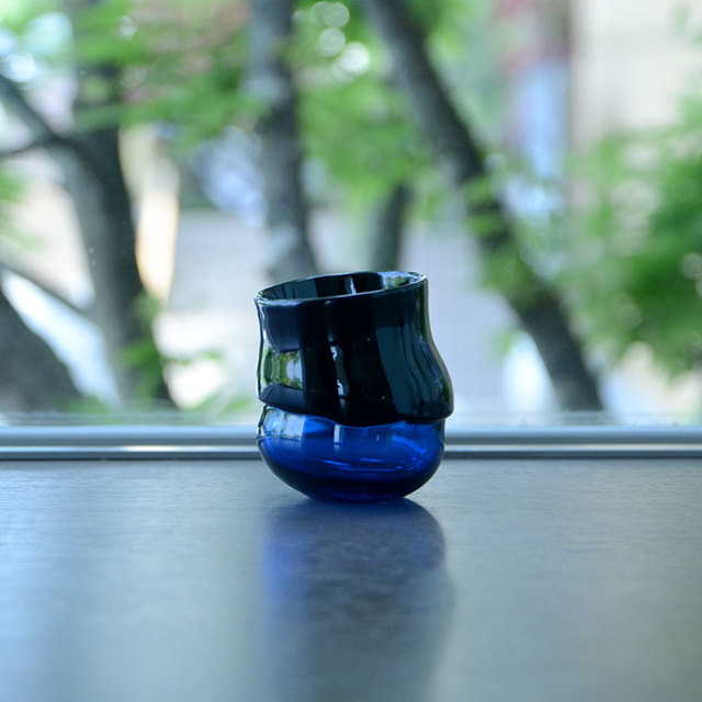 ガラス　DOMAKI “Blue” ぐい呑（SI-047）　作家「飯田将平」