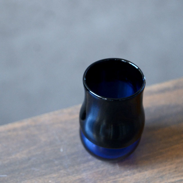ガラス　DOMAKI “Blue” ぐい呑（SI-048）　作家「飯田将平」