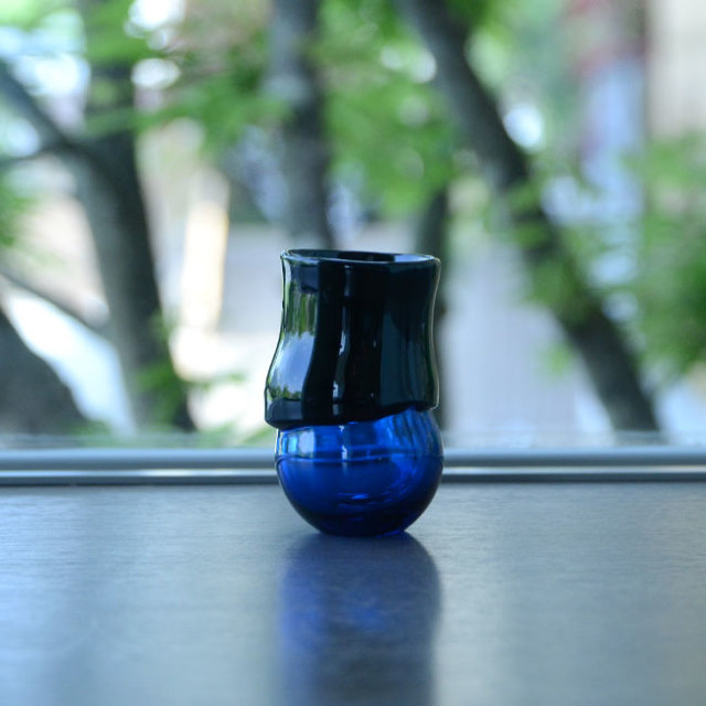 ガラス　DOMAKI “Blue” ぐい呑（SI-048）　作家「飯田将平」