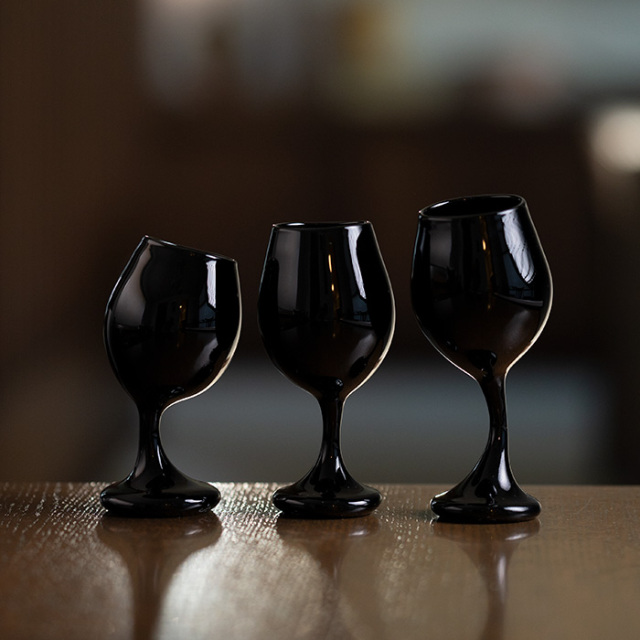 ガラス ワイングラス「ガラスも踊る」黒クリア（SI-065） 作家「飯田将平」