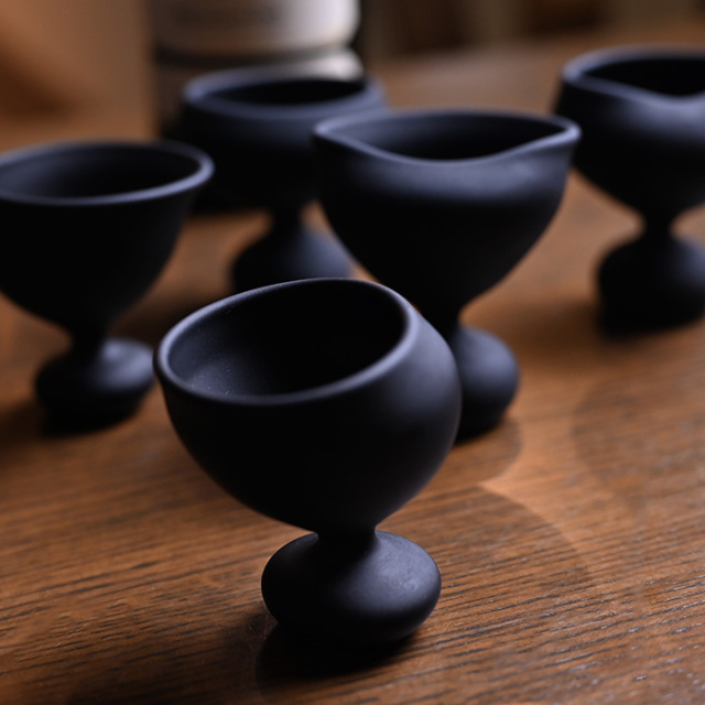 アンティーク　黒色ガラス　一輪挿し　ブラック 大正浪漫！！ 黒漆をまとう凛とした上品な佇まいの稀少な黒ケビント