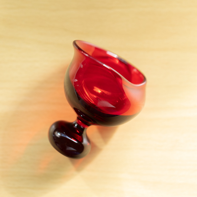 ガラスも踊る酒盃（赤クリア）（SI-070） 作家「飯田将平」