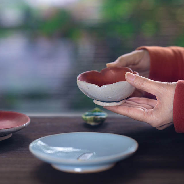 京焼　手描白刷毛椿画酒器揃 つぼみ酒器揃（木箱）｜萩焼窯元 萩陶苑 椿秀窯 ギフト
