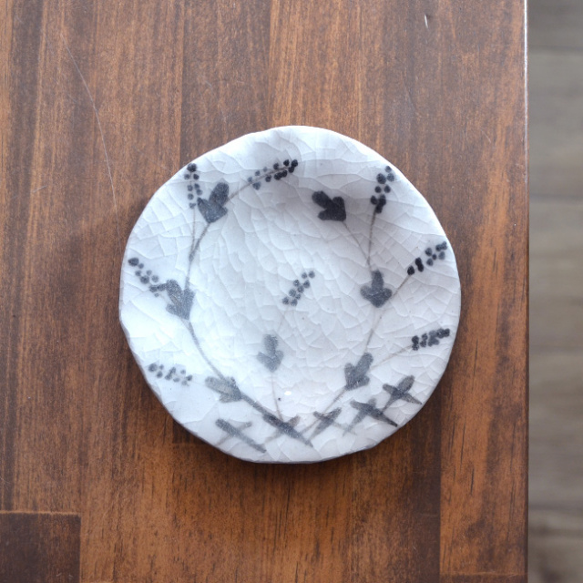 長石釉草文小皿　佐々木好正