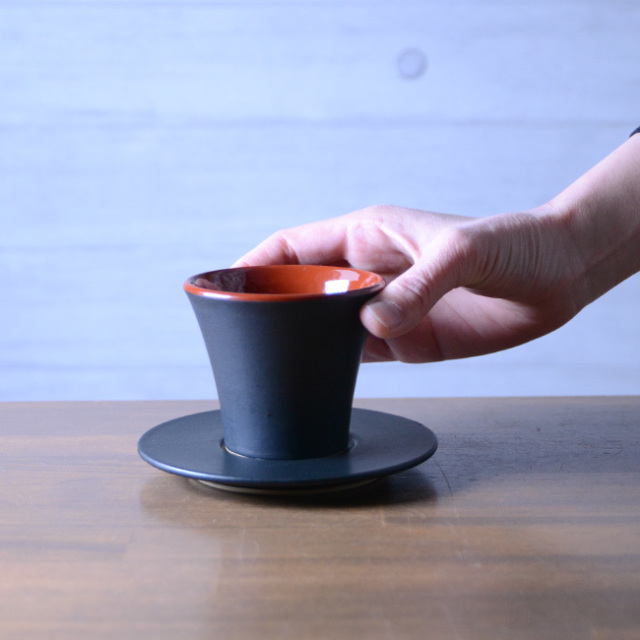 和食器 黒釉赤彩カップ＆ソーサ 作家「森野知子」