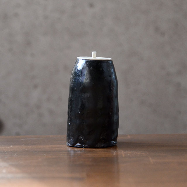 黒茶入B　　作家「横山拓也」