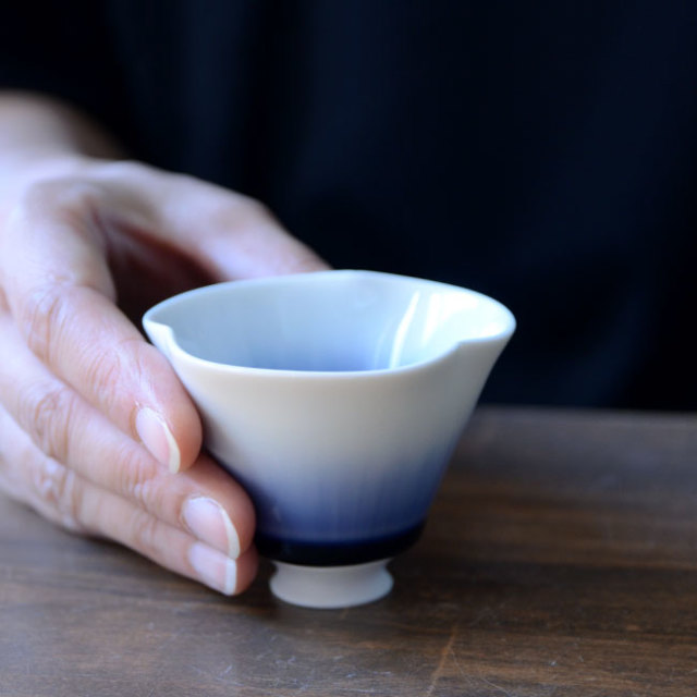 流彩磁三弁ぐい呑（水色） 作家「永草陽平」
