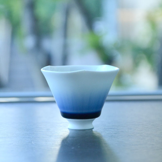 流彩磁三弁ぐい呑（水色） 作家「永草陽平」