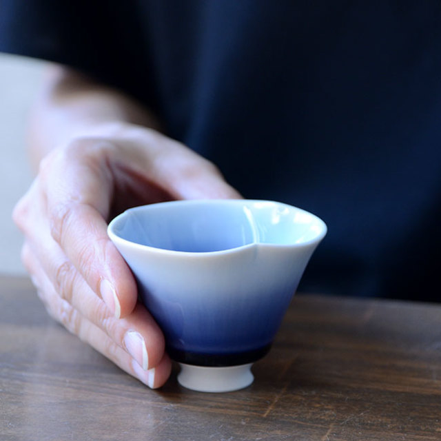 流彩磁三弁ぐい呑（青色） 作家「永草陽平」