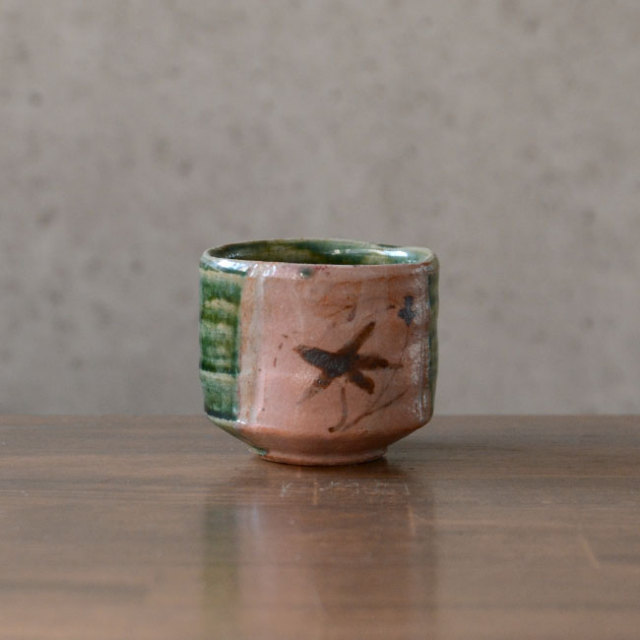 京織部草文ぐい呑（共箱付A）　作家「瀬津義雄」
