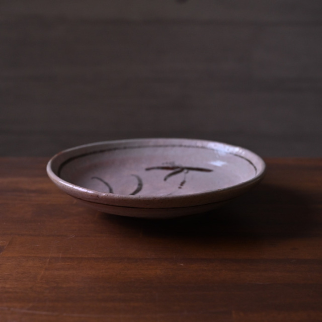 鉄絵草花文丸皿 (YS-203) 作家「瀬津義雄」