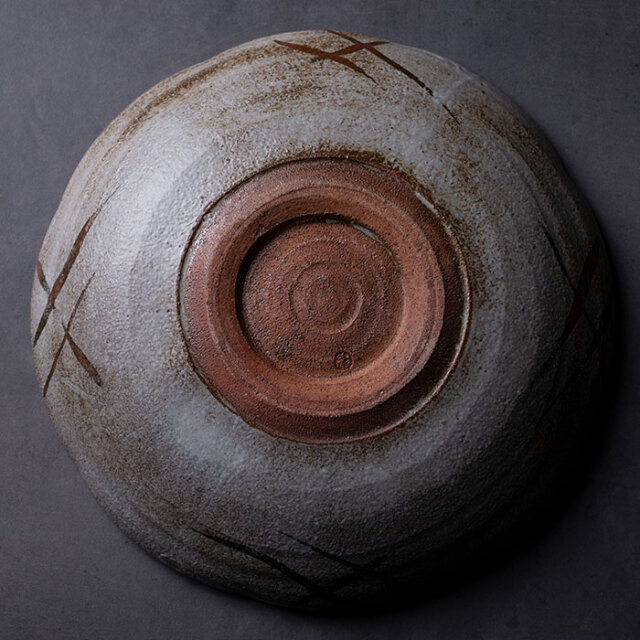 菊文皿　鉄絵　鉢　菓子器　陶磁工芸　箱付　Q1311 菊文皿 鉄絵 鉢 菓子器 陶磁工芸 箱付 Q1311