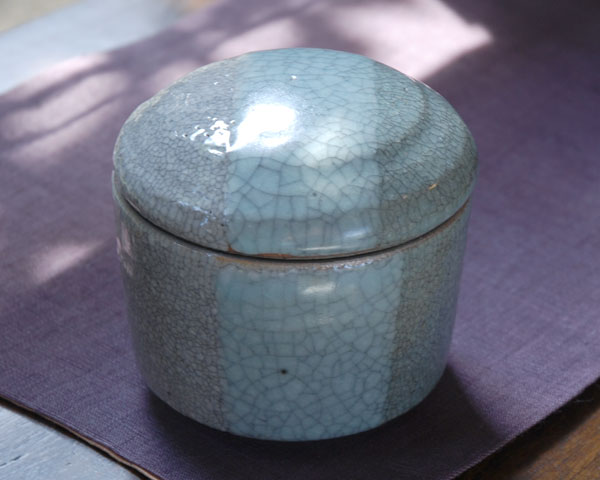 和食器　貫入釉掛分蓋物（青白）　作家「多屋嘉郎」