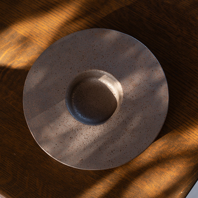 和食器 焼締吹き掛けくぼみ丸台皿（YT-080） 作家「多屋嘉郎」