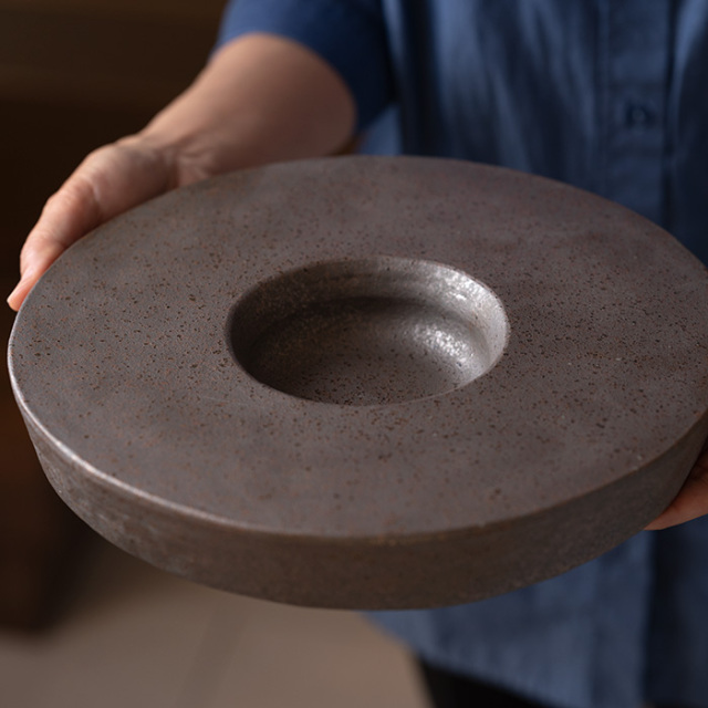 和食器 焼締吹き掛けくぼみ丸台皿（YT-080） 作家「多屋嘉郎」