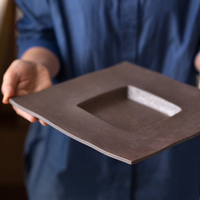 和食器 焼締吹き掛けくぼみ四方大皿（YT-081） 作家「多屋嘉郎」